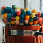 Принятие случайности в слот игре Sugar Rush с яркими символами